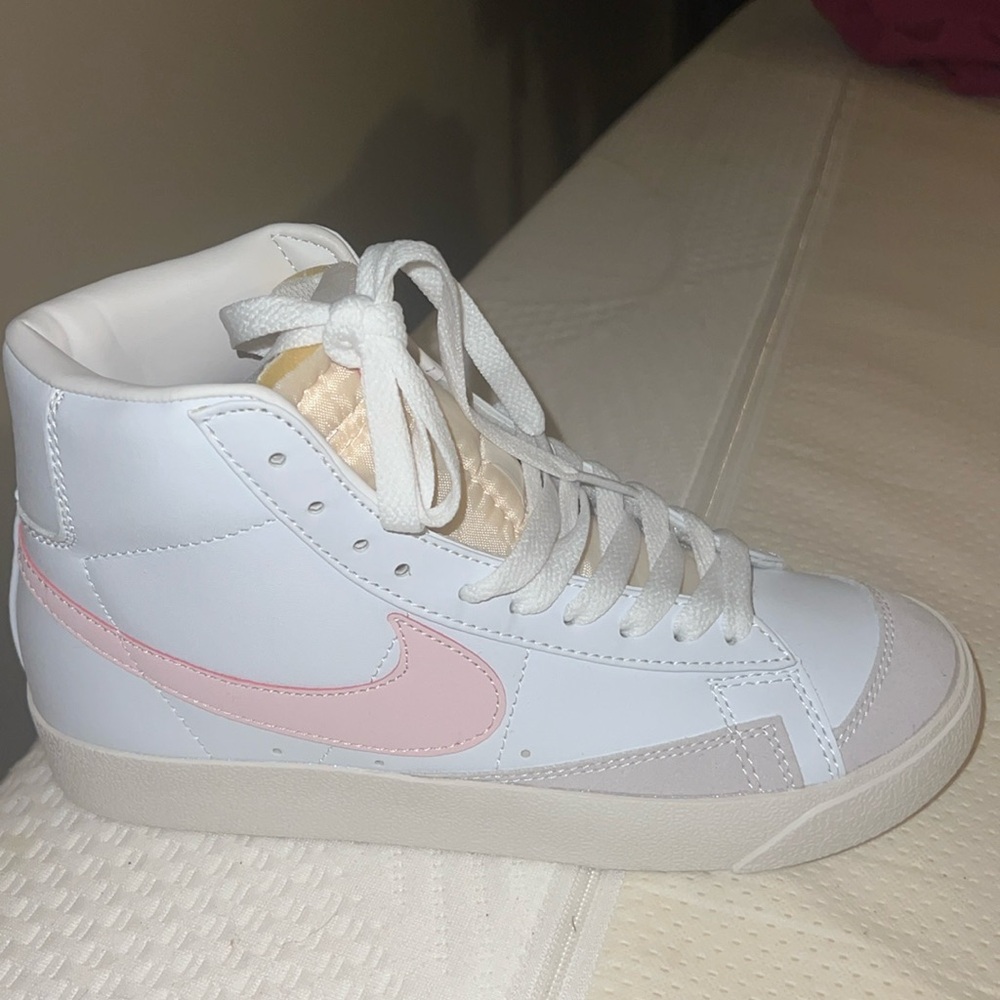 BRAND NEW NIKE BLAZERS. VINTAGE. PINK/WHITE. WOMENS SIZE 8 (fits like 7.5)